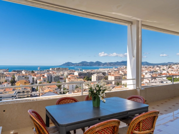 2 Bedroom Apartment in Cannes 24