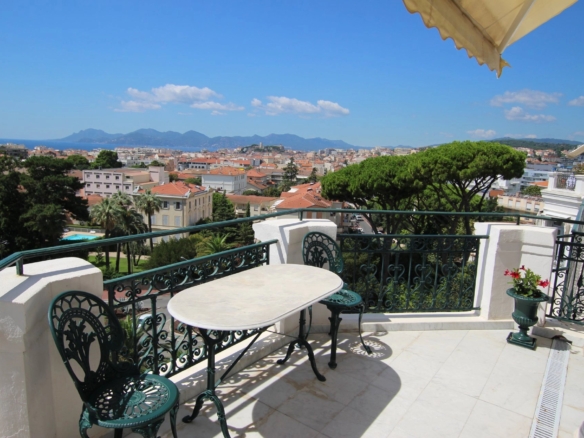 4 Bedroom Apartment in Cannes 32