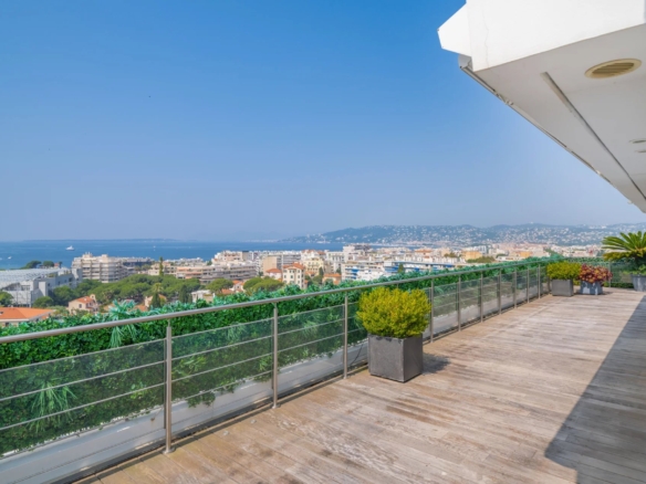 3 Bedroom Apartment in Juan Les Pins 2