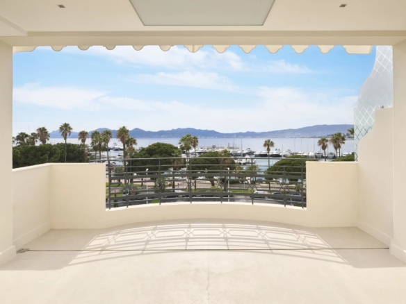 2 Bedroom Apartment in Cannes 24