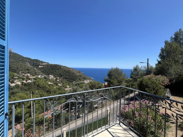 3 Bedroom Villa/House in Eze 4