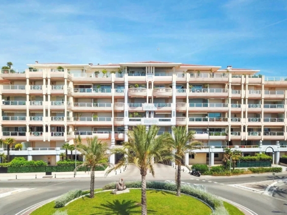 4 Bedroom Apartment in Le Golfe Juan 34