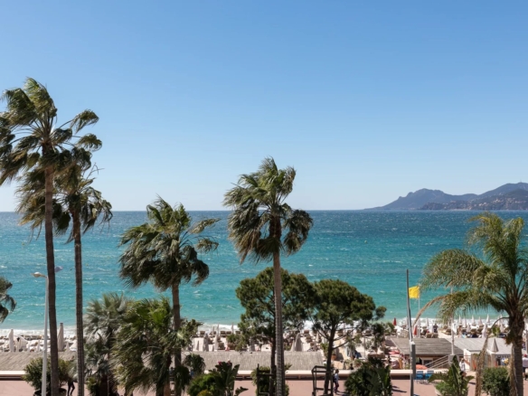 3 Bedroom Apartment in Cannes 32