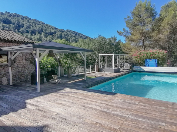 5 Bedroom Villa/House in Auriol 32