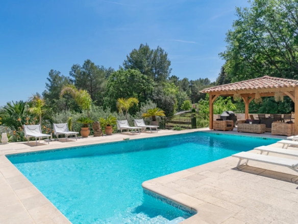 6 Bedroom Villa/House in Le Rouret 16