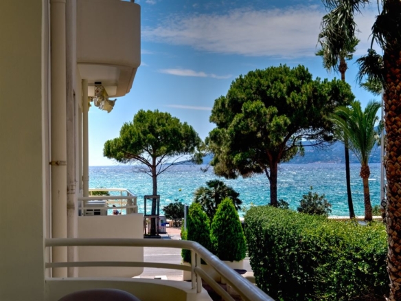 2 Bedroom Apartment in Cannes 22