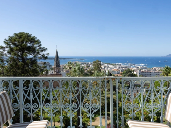 2 Bedroom Apartment in Cannes 24