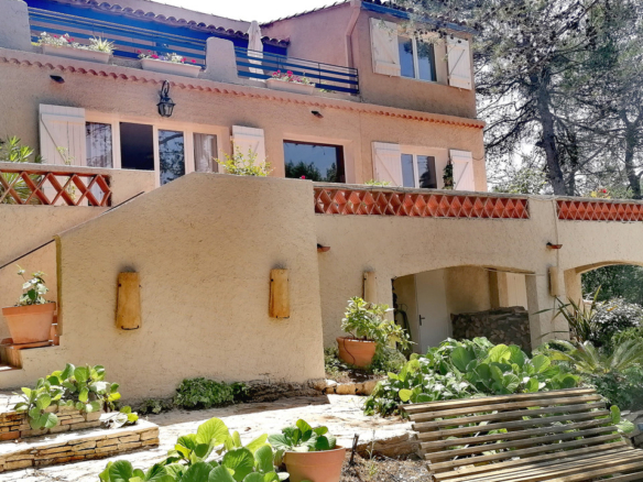 4 Bedroom Villa/House in Belcodene 6
