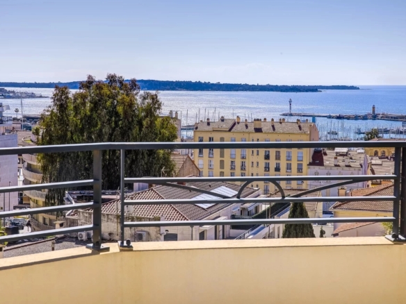4 Bedroom Apartment in Cannes 32