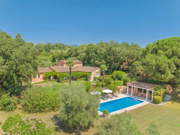 6 Bedroom Villa/House in Auribeau Sur Siagne 2
