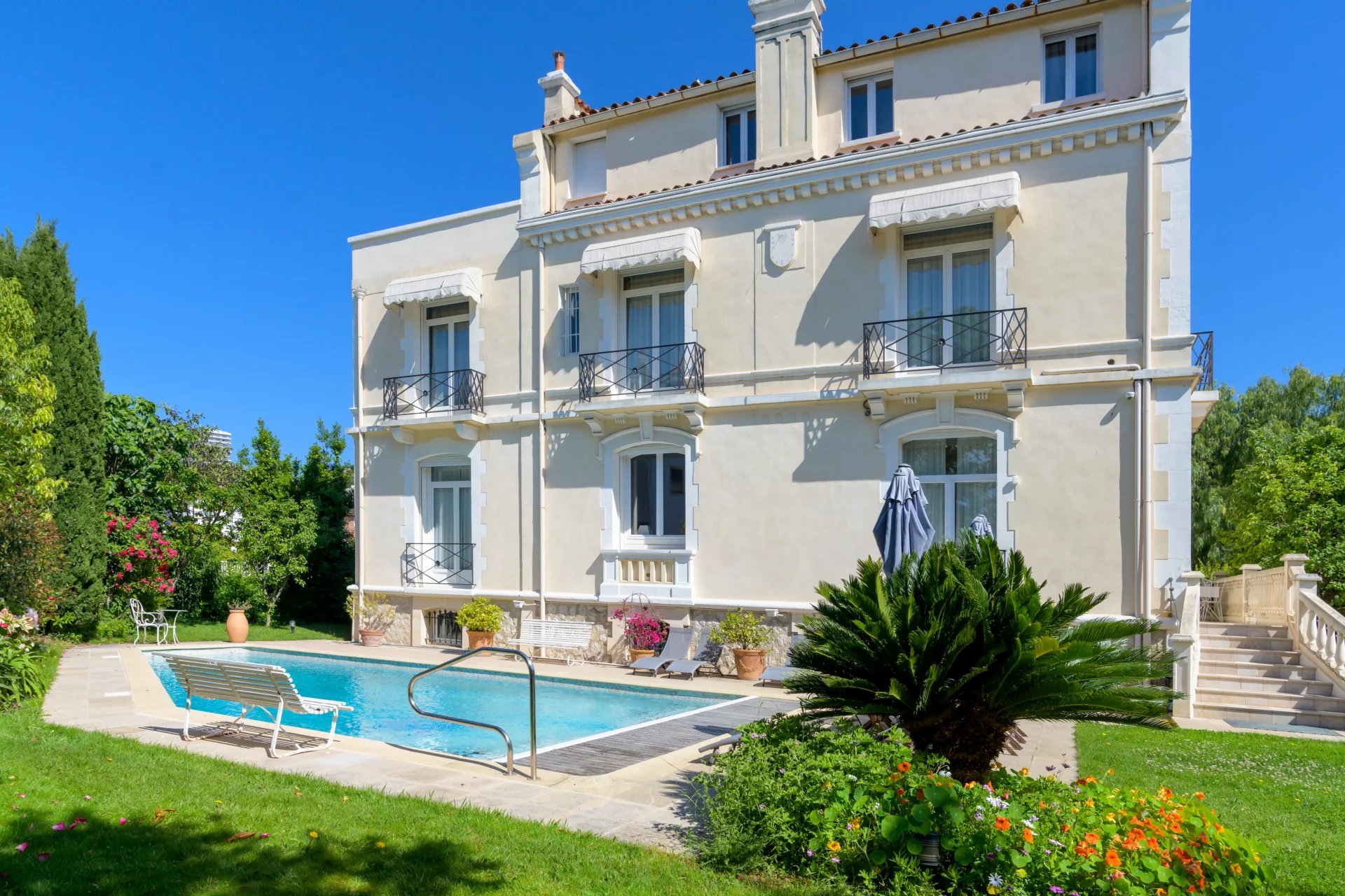 6 Bedroom Villa/House in Marseille 8
