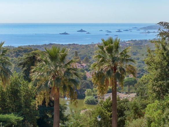 2 Bedroom Apartment in Villeneuve Loubet 10