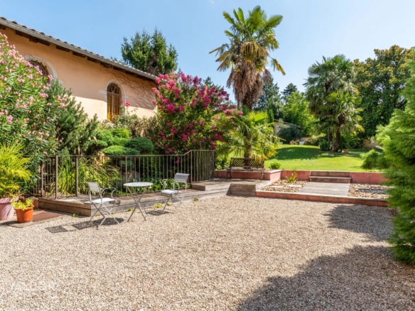 6 Bedroom Villa/House in Fareins 36