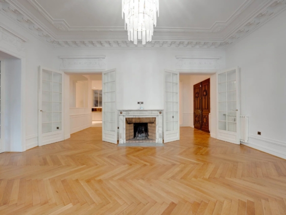 4 Bedroom Apartment in Marseille 4