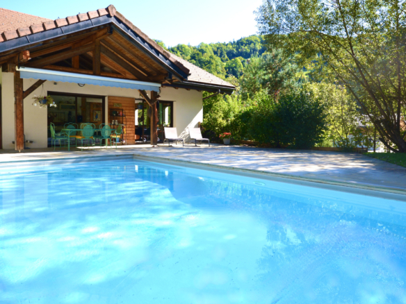 5 Bedroom Chalet in Les Clefs 12