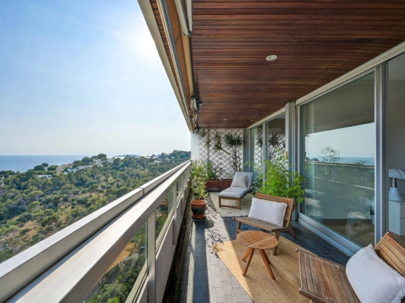 2 Bedroom Apartment in Marseille 4