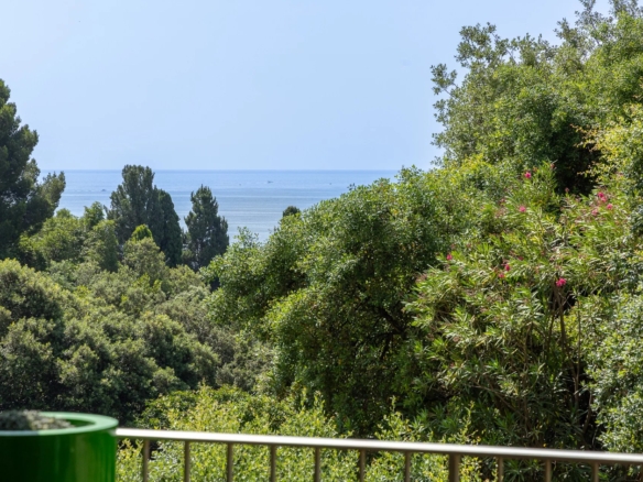 2 Bedroom Apartment in Cannes 24