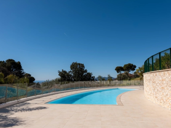 3 Bedroom Apartment in Le Cannet 26