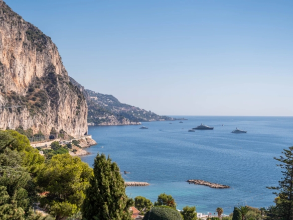 2 Bedroom Apartment in Beaulieu Sur Mer 3