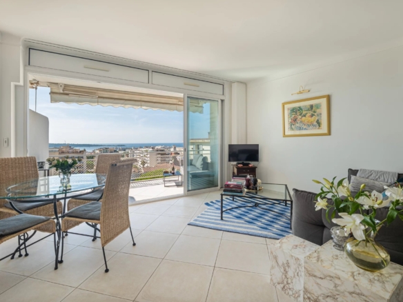 2 Bedroom Apartment in Cannes 12