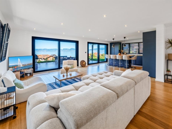 5 Bedroom Villa/House in Lugrin 6