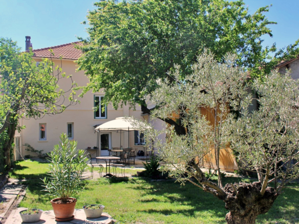 6 Bedroom Villa/House in Vaison La Romaine 2
