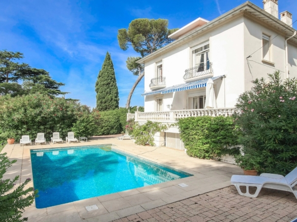8 Bedroom Villa/House in St Raphael 10