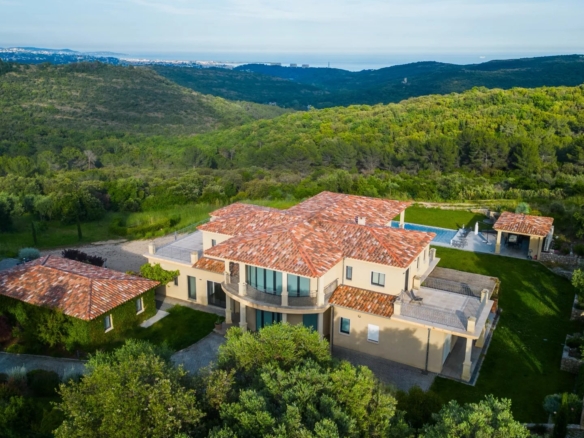 5 Bedroom Villa/House in Roquefort Les Pins 28