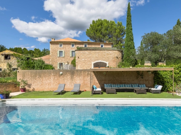 7 Bedroom Villa/House in St Saturnin Les Apt 12