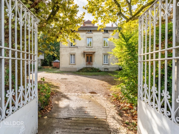 Villa/House in Sathonay-camp 30