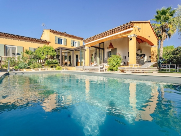 4 Bedroom Villa/House in Le Castellet 32