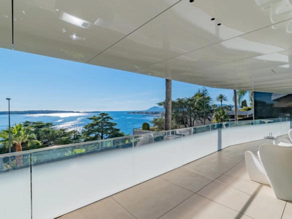 3 Bedroom Apartment in Cannes 8