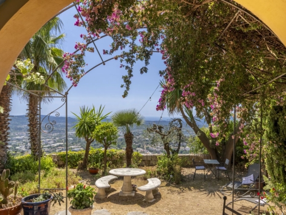 9 Bedroom Villa/House in Grasse 2