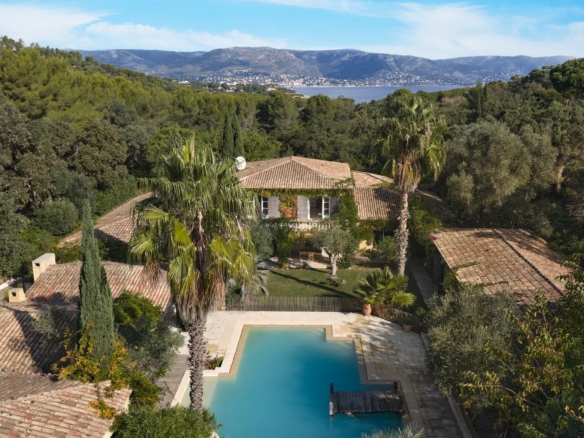 8 Bedroom Villa/House in Bormes Les Mimosas 6