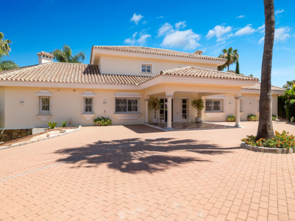 6 Bedroom Villa/House in Nueva Andalucia 28