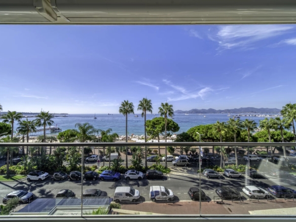 2 Bedroom Apartment in Cannes 24