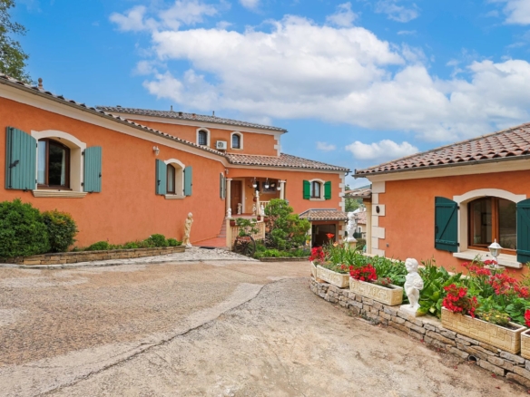 6 Bedroom Villa/House in Flassans Sur Issole 12