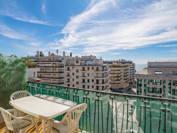 2 Bedroom Apartment in Cannes 36