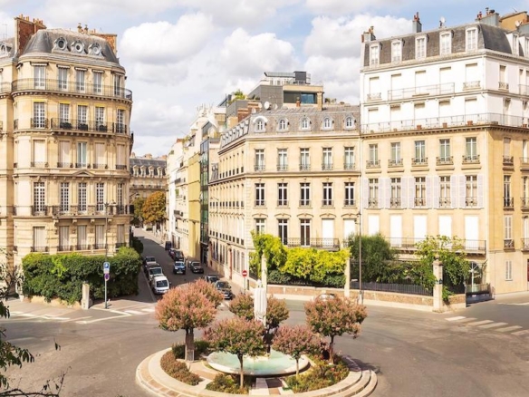 3 Bedroom Apartment in Paris 8th (Golden Triangle - Parc Monceau) 24