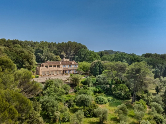 8 Bedroom Villa/House in Mougins 36
