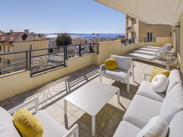 4 Bedroom Apartment in Cannes 32