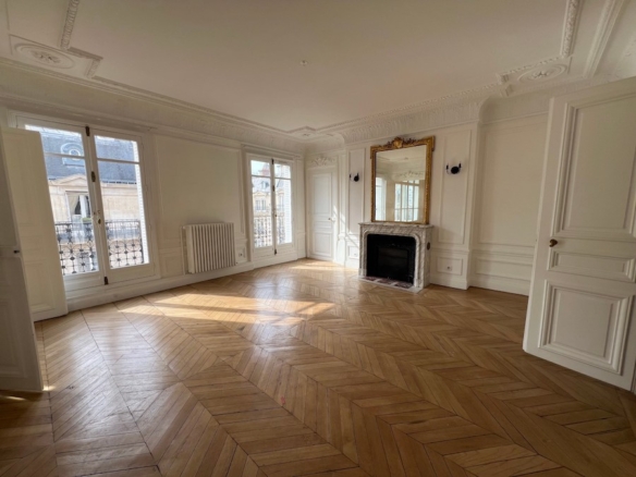 3 Bedroom Apartment in Paris 8th (Golden Triangle - Parc Monceau) 4