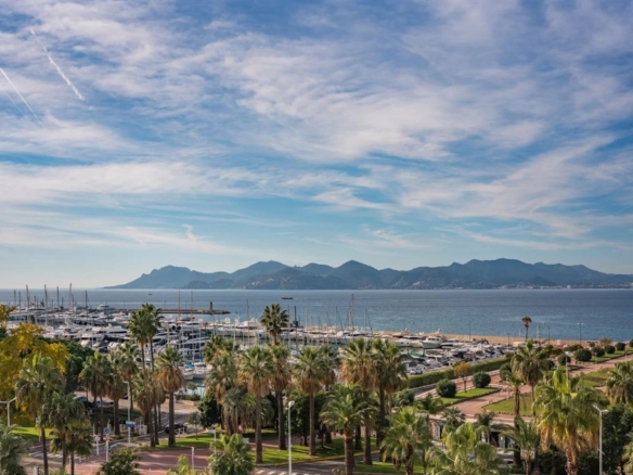 2 Bedroom Apartment in Cannes 4