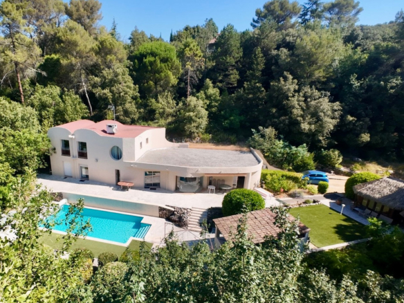 5 Bedroom Villa/House in Roquefort Les Pins 24