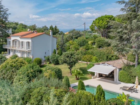 5 Bedroom Villa/House in La Roquette Sur Siagne 16