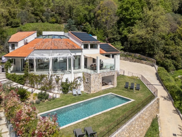 4 Bedroom Villa/House in Grasse 6