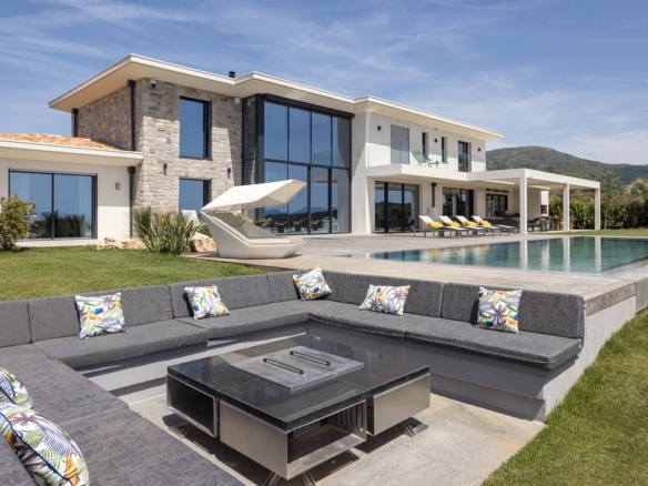 6 Bedroom Villa/House in Roquefort Les Pins 6