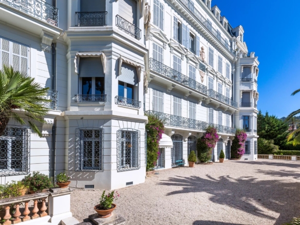 4 Bedroom Apartment in Cannes 30