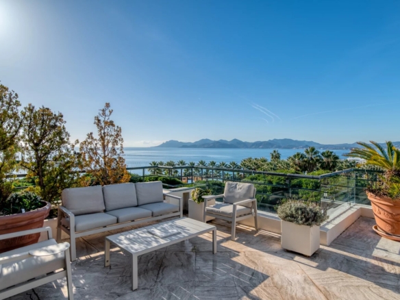 4 Bedroom Apartment in Cannes 2