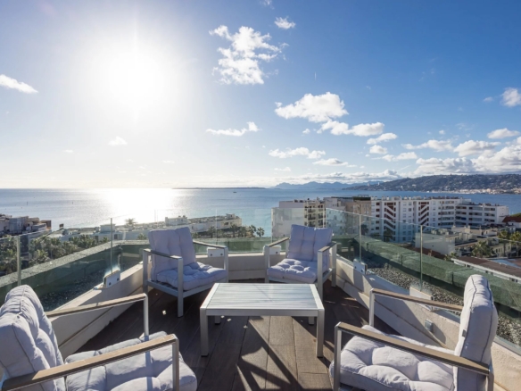 2 Bedroom Apartment in Juan Les Pins 6